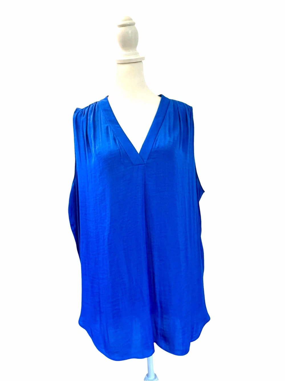 Vince Camuto V-neck Rumpled
Satin Sleeveless Tunic in Royal Blue. Size 2X. EUC